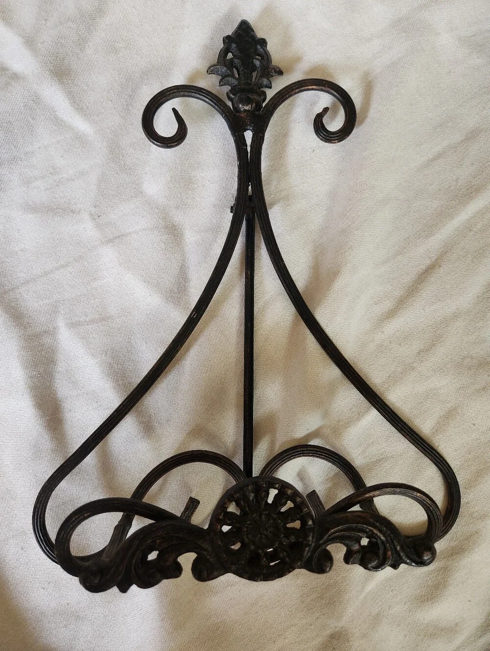 Vintage Style Scroll Metal Easel Plate Display Stand Black Copper Tone